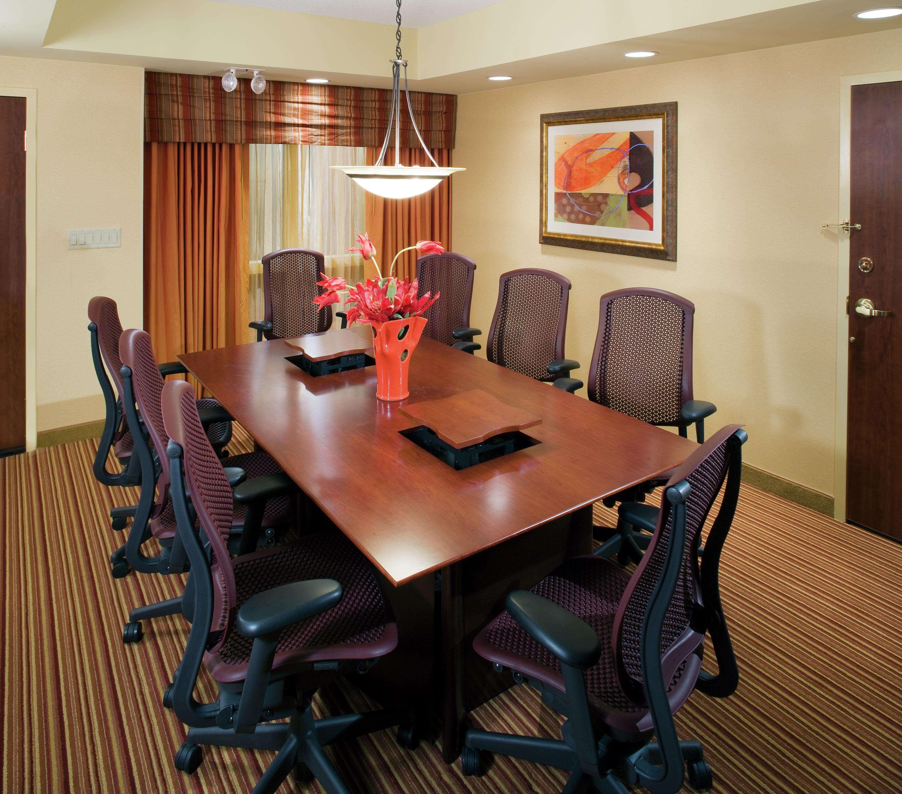 Embassy Suites By Hilton Norman Hotel & Conference Center Perniagaan gambar